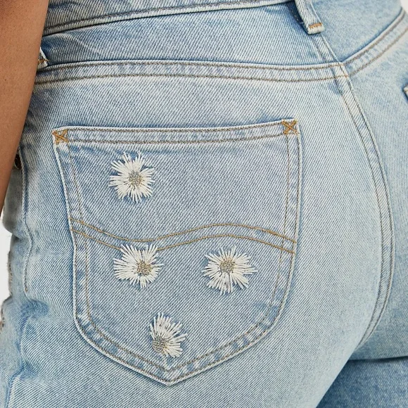 Lee women’s Floral Embroidered Blue Jeans. Size 34 - Picture 6 of 16